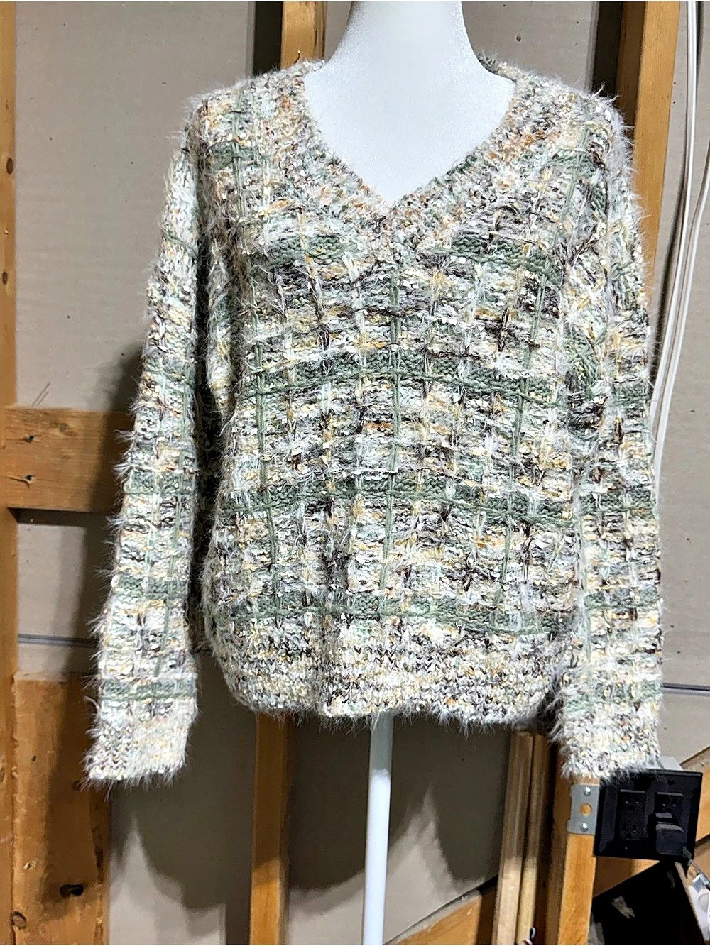 Impressions Textured V-Neck Sweater in Green & White Medium Like New